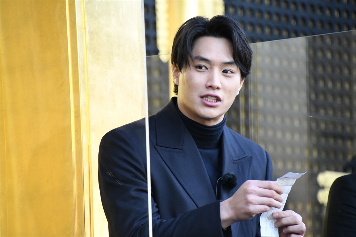 新田真剣佑、映画ヒット祈願　おみくじで“大吉”を引いて「最高ですね」