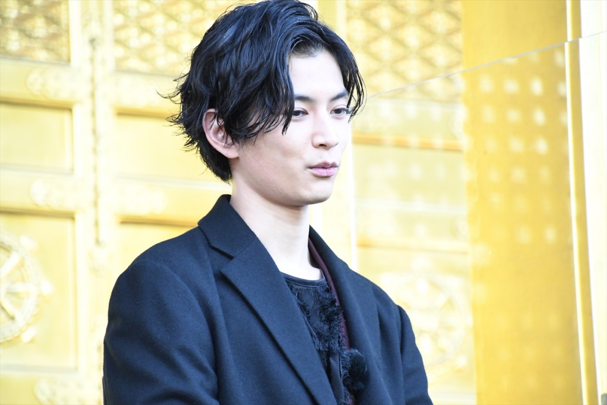 新田真剣佑、映画ヒット祈願　おみくじで“大吉”を引いて「最高ですね」