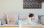 【写真】乃木坂46・山下美月、部屋で寝転びリラックス　“爽やかな彼女感”満載のグラビア