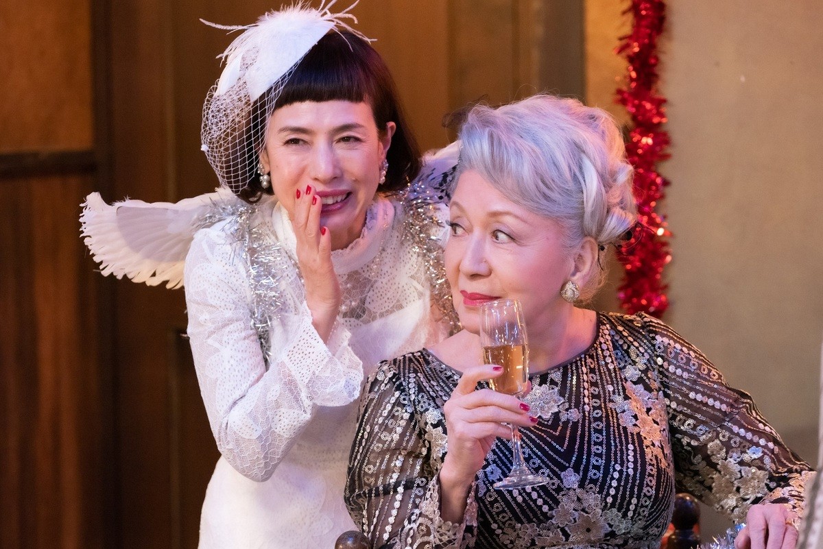『その女、ジルバ』池脇千鶴、タヌキ着ぐるみ＆妖艶ワンピ姿　ギャップに 「すごい」の声