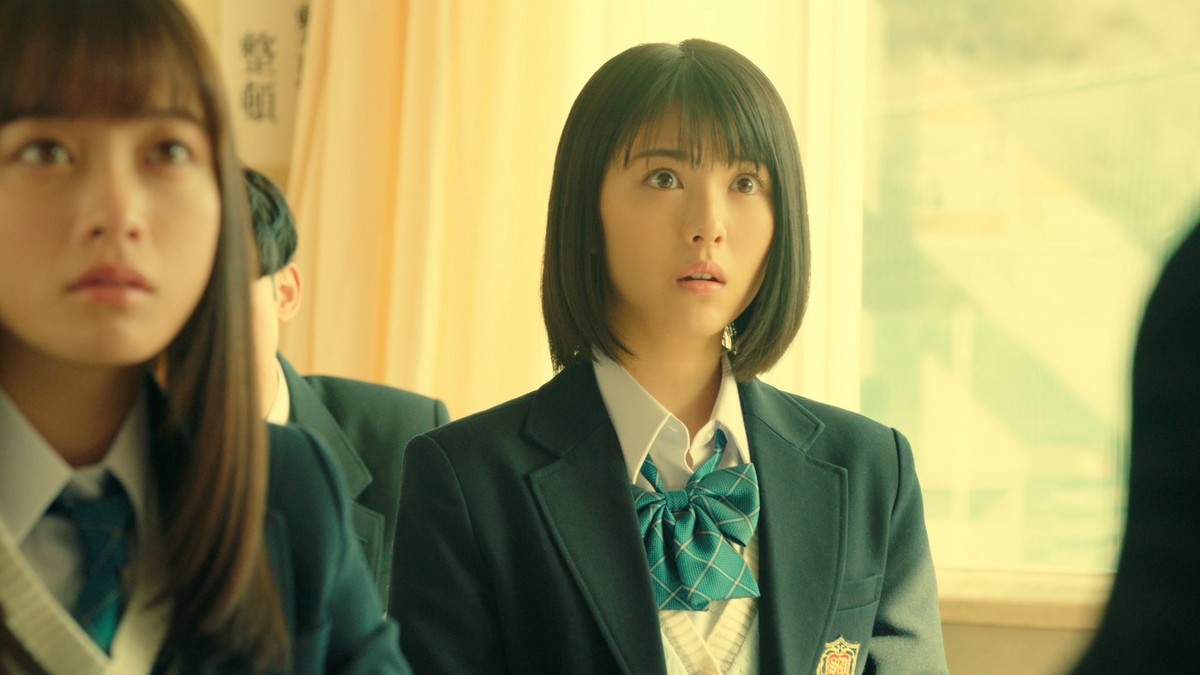 橋本環奈＆浜辺美波、かわいい“女子高生”＆“教師”2ショット披露　共演CMカット公開