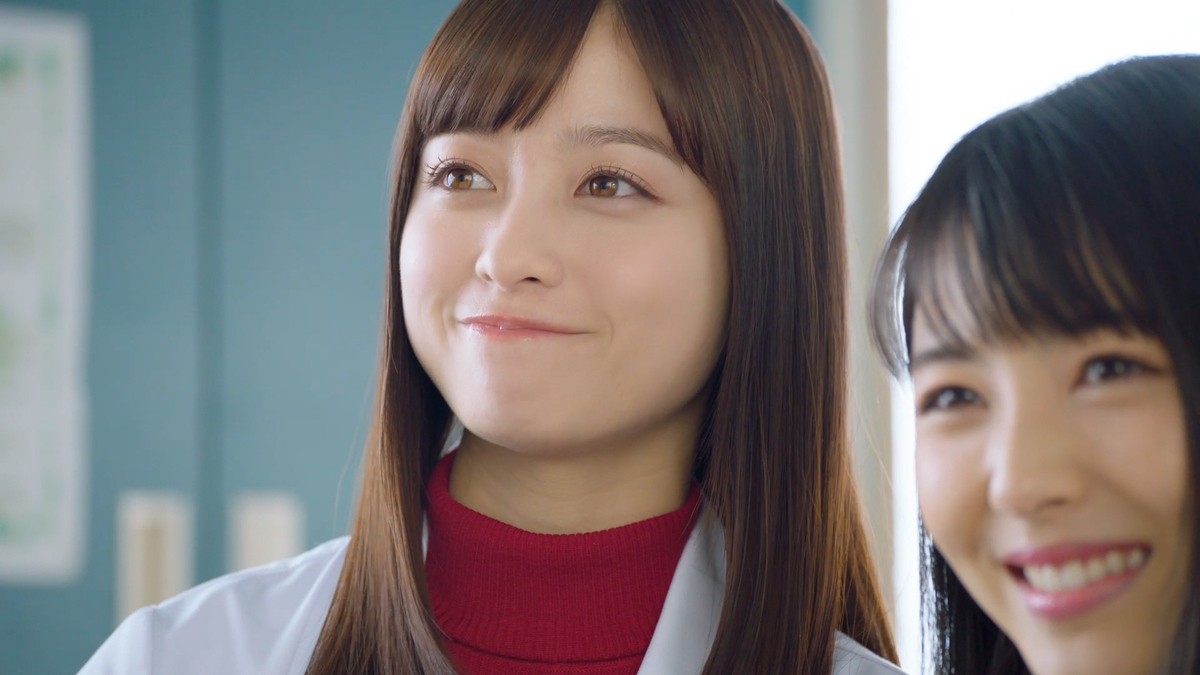 橋本環奈＆浜辺美波、かわいい“女子高生”＆“教師”2ショット披露　共演CMカット公開