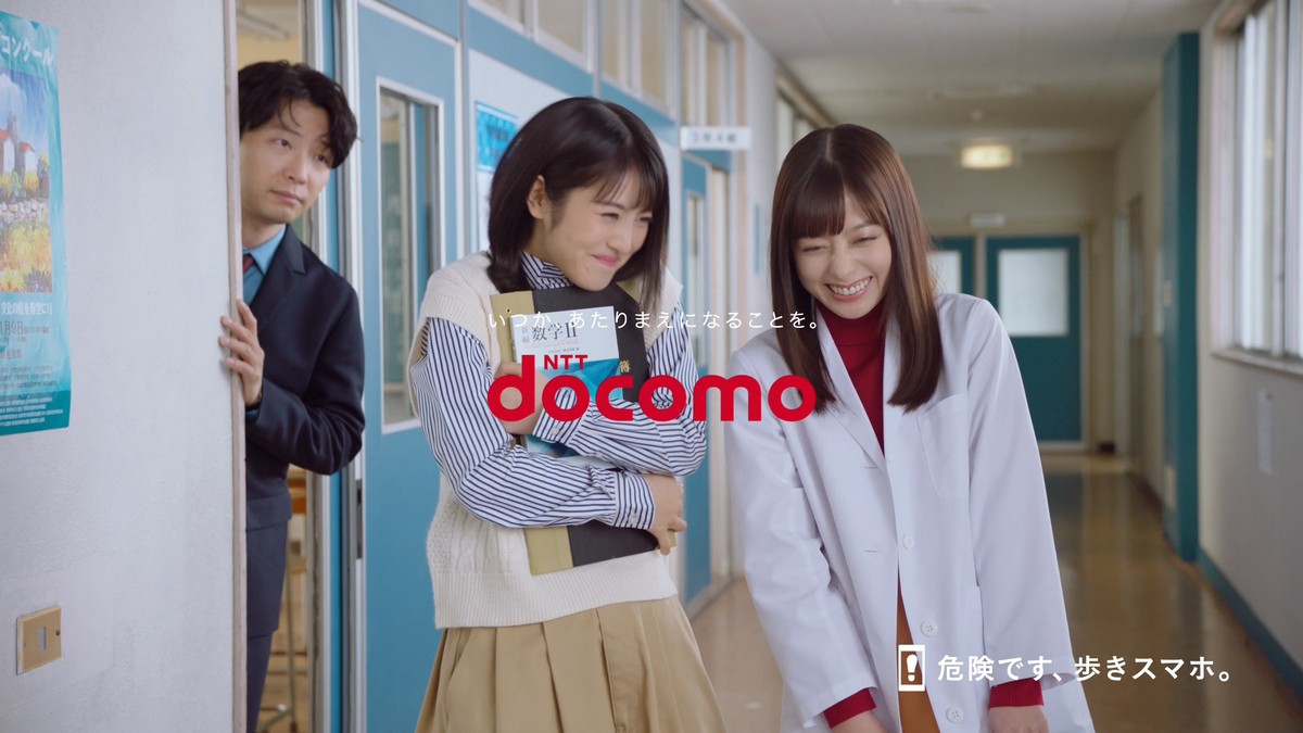 橋本環奈＆浜辺美波、かわいい“女子高生”＆“教師”2ショット披露　共演CMカット公開