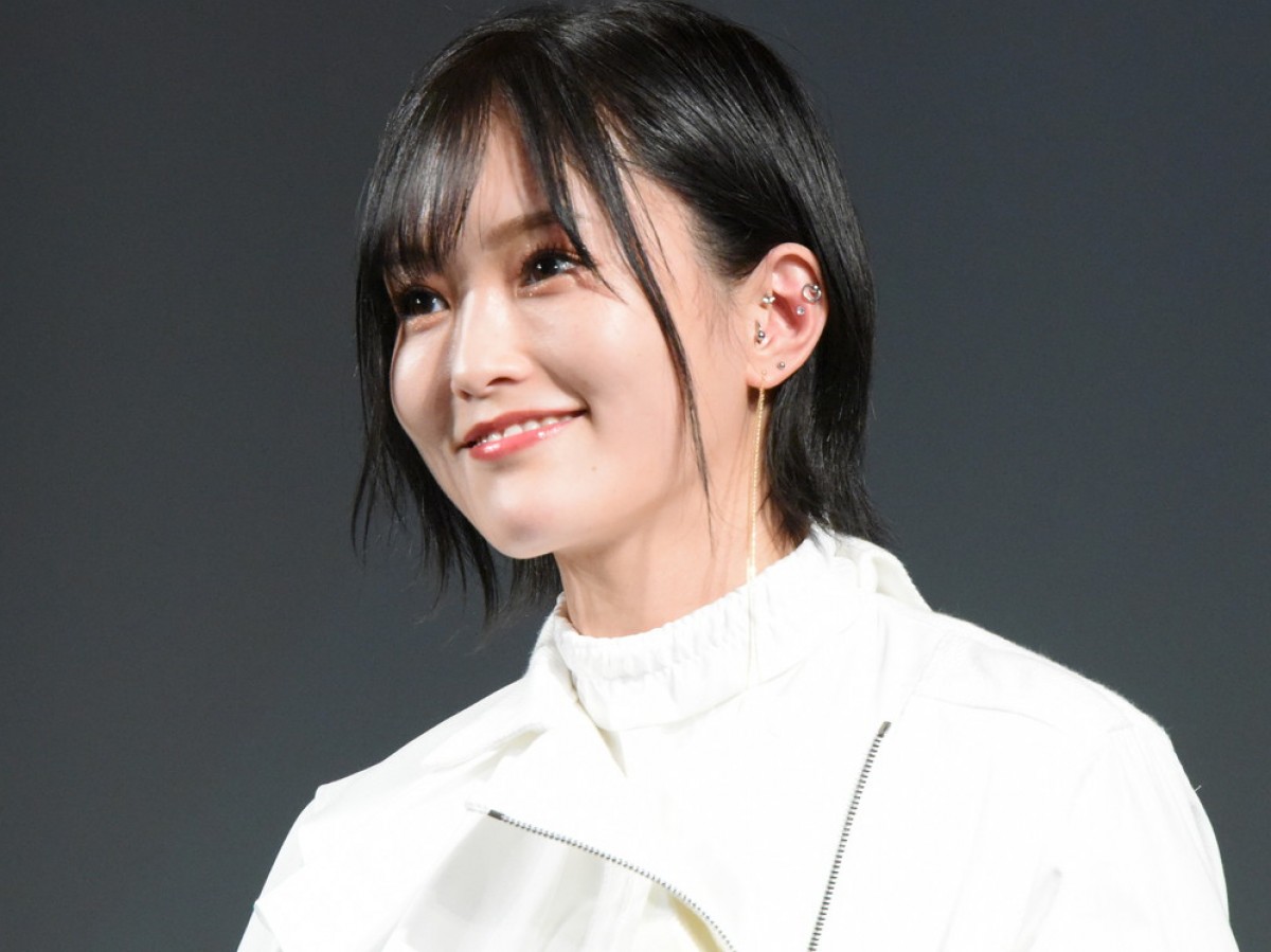 山本彩、母のひざに乗る幼少期ショット　愛くるしい笑顔に反響
