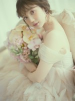 【写真】弘中綾香、ウエディングドレス姿を初披露　結婚観や“あざと可愛い”の秘訣を語る