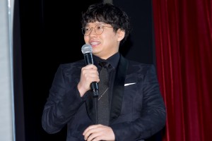 映画『半径1メートルの君～上を向いて歩こう～』完成記念会見に登場したミキ・亜生