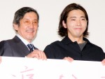 映画『痛くない死に方』初日舞台あいさつに登壇した、（左から）奥田瑛二、柄本佑