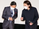映画『痛くない死に方』初日舞台あいさつに登壇した、（左から）奥田瑛二、柄本佑