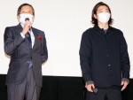 映画『痛くない死に方』初日舞台あいさつに登壇した、（左から）奥田瑛二、柄本佑