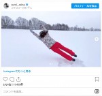 鷲見玲奈、雪原でダイブ！　※「鷲見玲奈」インスタグラム