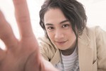【写真】色気たっぷり！小説家役に扮した前川優希