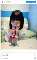 橋本愛、映えるカフェショットのはずが…右下にストローの包み紙　※「橋本愛」インスタグラム