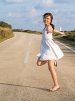 【写真】新條由芽　“青い空、青い海”元気弾けるグラビアで水着姿を披露