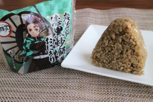 コンビニ新商品レビュー　稲垣恵美　炭治郎の漆黒炒飯風おにぎり