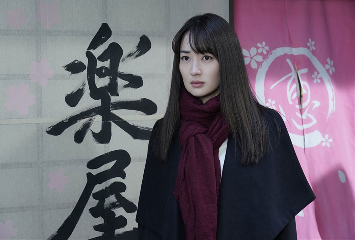 高梨臨、女剣士姿でワンカット長回しの殺陣シーンに挑む　『遺留捜査』ゲスト出演