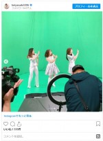 「LOVEマシーン」PV再現中の（左から）保田圭、石黒彩、飯田圭織　※「保田圭」インスタグラム