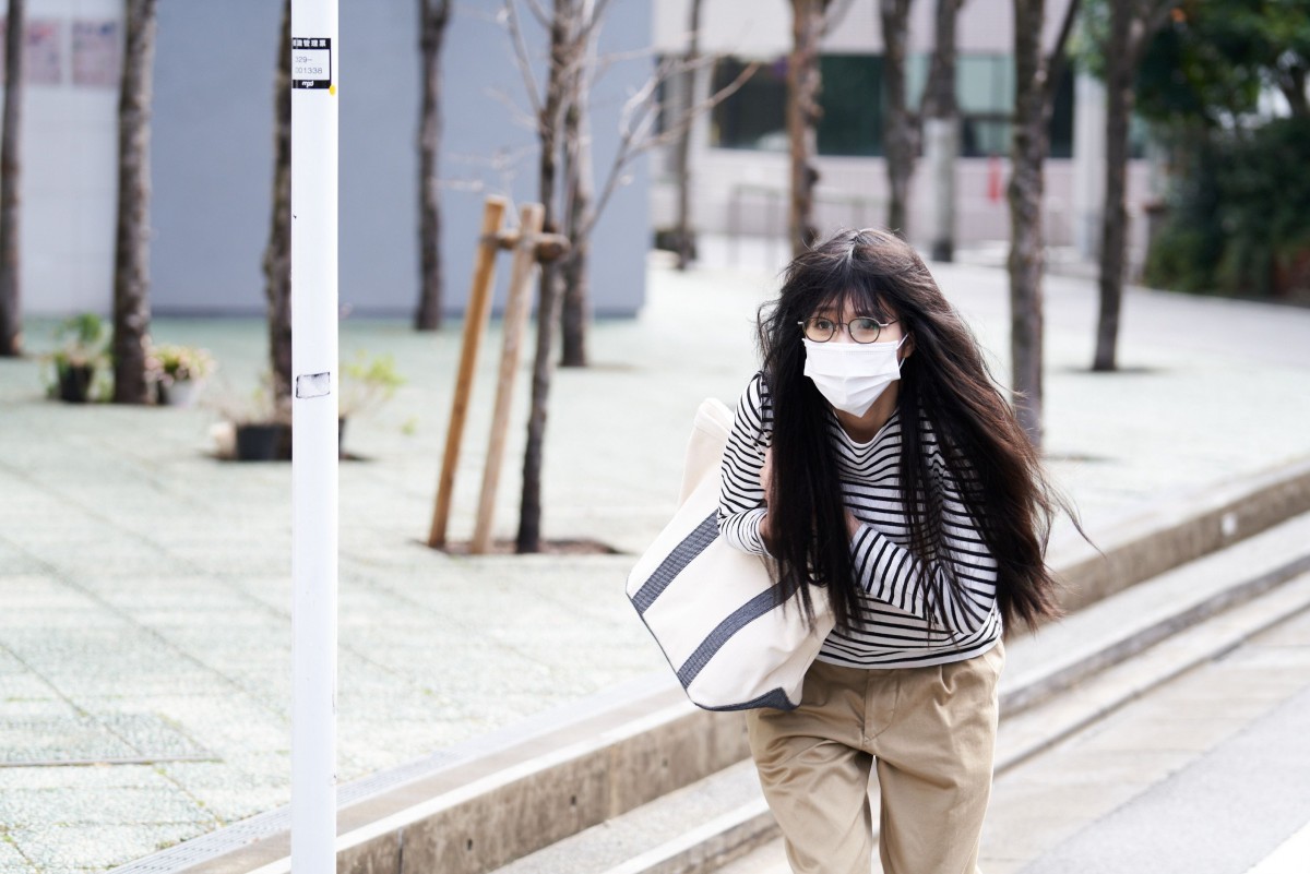 まるで別人！　“めるる”生見愛瑠がジミボサ女子大生に　『おしゃ答』場面カット解禁