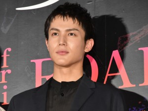 映画『砕け散るところを見せてあげる』完成報告舞台あいさつに登場した中川大志