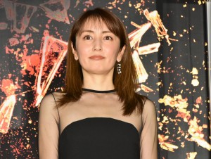 映画『砕け散るところを見せてあげる』完成報告舞台あいさつに登場した矢田亜希子