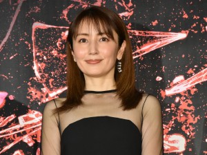 映画『砕け散るところを見せてあげる』完成報告舞台あいさつに登場した矢田亜希子