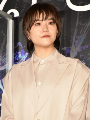 映画『砕け散るところを見せてあげる』完成報告舞台あいさつに登場した松井愛莉