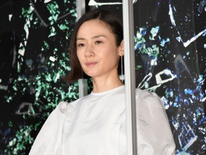 映画『砕け散るところを見せてあげる』完成報告舞台あいさつに登場した原田知世