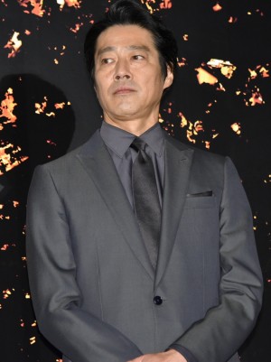 映画『砕け散るところを見せてあげる』完成報告舞台あいさつに登場した堤真一