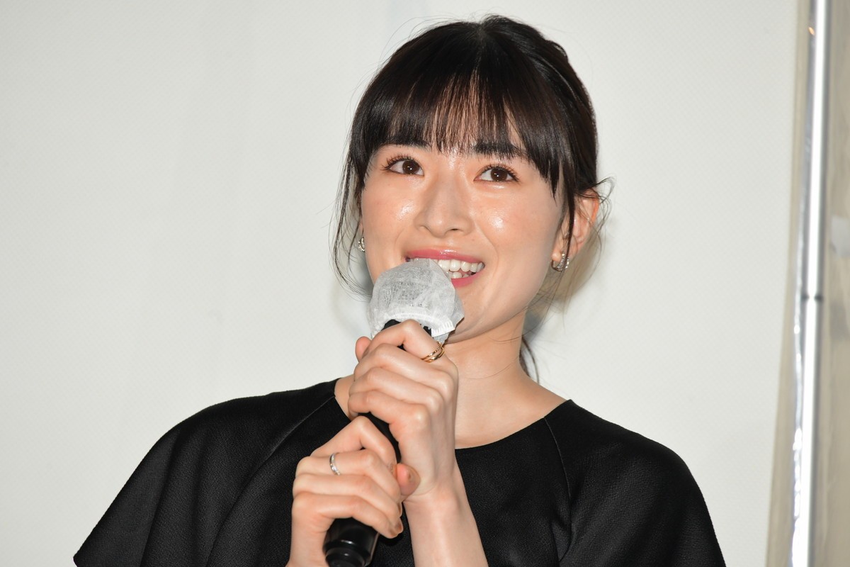 優希美青、衣装で身につけた指輪を見せ「婚約発表みたいになっちゃった」