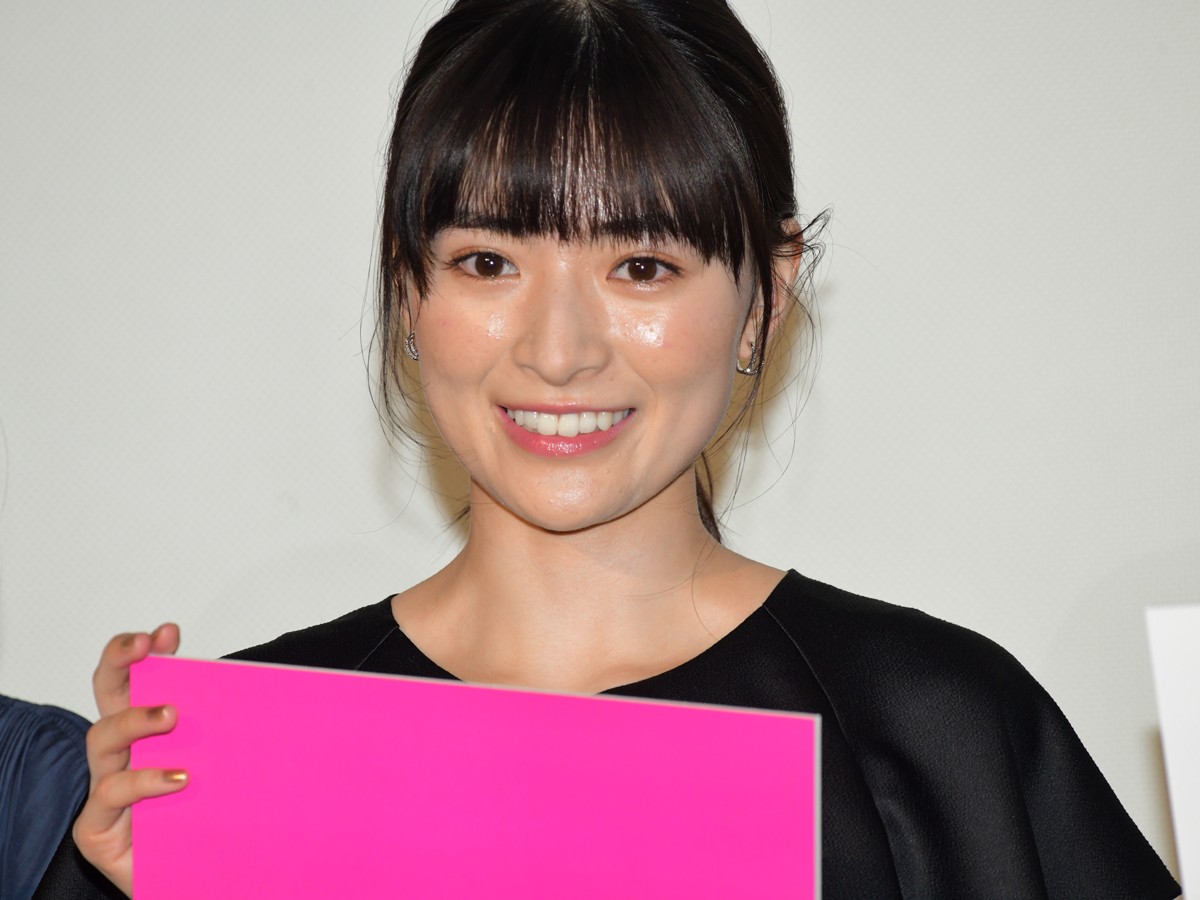優希美青、衣装で身につけた指輪を見せ「婚約発表みたいになっちゃった」