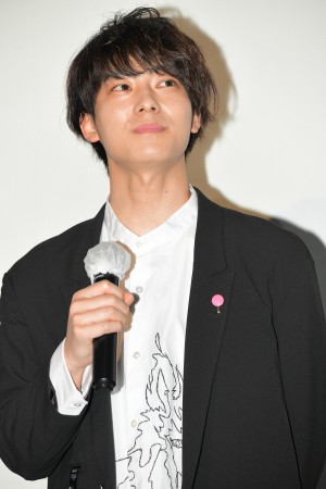 映画『NO CALL NO LIFE』完成披露舞台あいさつに登場した井上祐貴