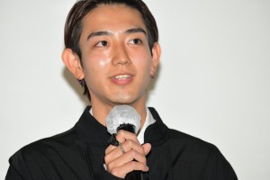 映画『NO CALL NO LIFE』完成披露舞台あいさつに登場した駒木根葵汰