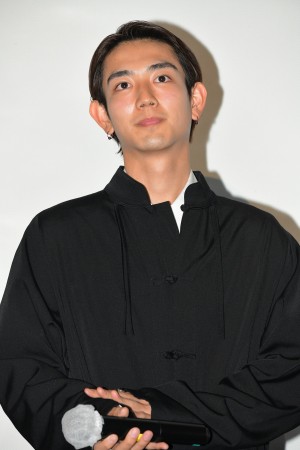 映画『NO CALL NO LIFE』完成披露舞台あいさつに登場した駒木根葵汰