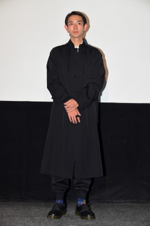 映画『NO CALL NO LIFE』完成披露舞台あいさつに登場した駒木根葵汰