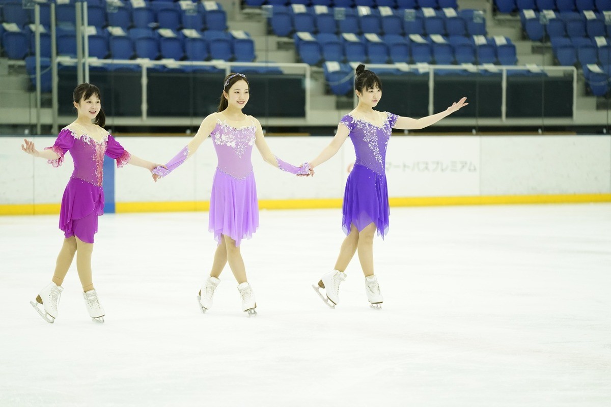 本田真凜＆望結＆紗来、3姉妹が氷上を華麗に舞う　キュートな仲良しショットも