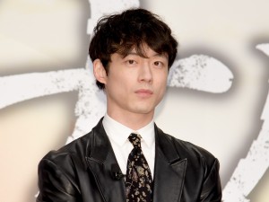 『劇場版シグナル 長期未解決事件捜査班』完成報告会に登場した坂口健太郎