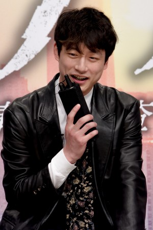 『劇場版シグナル 長期未解決事件捜査班』完成報告会に登場した坂口健太郎