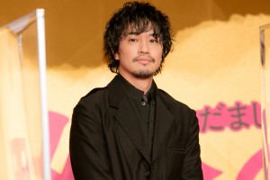 映画『騙し絵の牙』騙し合い開幕式に登場した斎藤工