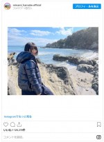 磯辺でのオフショットも　※「浜辺美波」インスタグラム