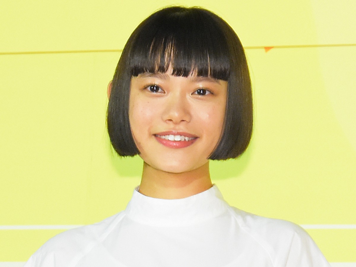 杉咲花を井川遥がバックハグ 『おちょやん』オフショット 「百合子さんどうぞご無事で」の声