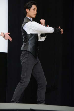 映画『騎士竜戦隊リュウソウジャー 特別編』公開記念舞台あいさつに登壇した岸田タツヤ