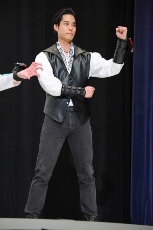 映画『騎士竜戦隊リュウソウジャー 特別編』公開記念舞台あいさつに登壇した岸田タツヤ