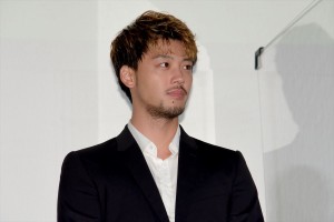 映画『太陽は動かない』公開記念舞台あいさつに登場した竹内涼真