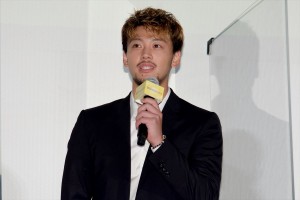 映画『太陽は動かない』公開記念舞台あいさつに登場した竹内涼真