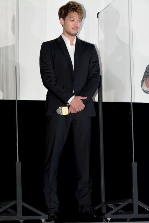 映画『太陽は動かない』公開記念舞台あいさつに登場した竹内涼真