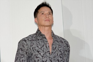 映画『太陽は動かない』公開記念舞台あいさつに登場した市原隼人