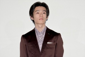 映画『太陽は動かない』公開記念舞台あいさつに登場した日向亘