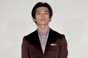 映画『太陽は動かない』公開記念舞台あいさつに登場した日向亘