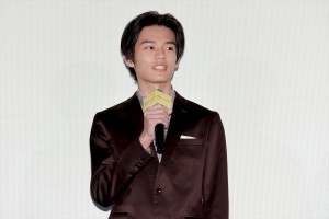 映画『太陽は動かない』公開記念舞台あいさつに登場した日向亘