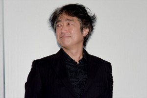 映画『太陽は動かない』公開記念舞台あいさつに登場した羽住英一郎監督