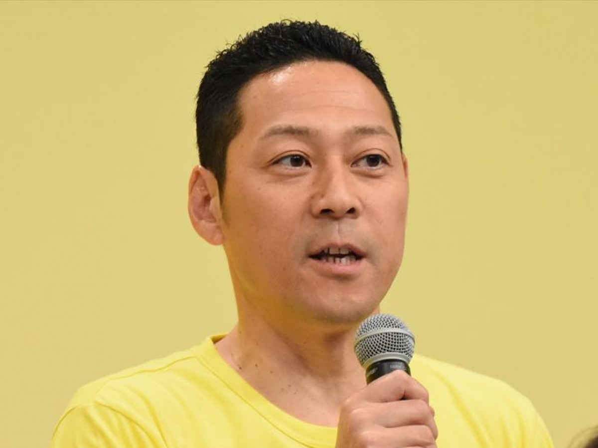 東野幸治、エヴァ初号機の手を装着しティータイム「飲んじゃダメだ！」